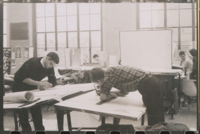 「マサチューセッツ工科大学（MIT）製図室（丹下スタジオ）の風景（アメリカ、マサチューセッツ州）」　1959年撮影　(C)丹下健三 丹下は1959年から半年間、マサチューセッツ工科大学（MIT）の客員教授を務めた。この丹下スタジオで検討された海上都市案が、後に「東京計画1960」に進展してゆく。