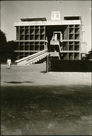 「繊維業会館（設計：ル・コルビュジェ、インド、アーメダバード、1956年）」　1957年撮影　(C)丹下健三 サンパウロ・ビエンナーレの帰路に立ち寄ったインドでコルビュジェ建築を見学した。