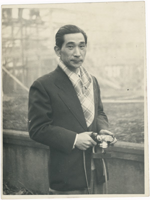「丹下健三ポートレート」　1953年頃撮影　撮影者不明 成城の自邸の工事現場を訪れた際に撮影されたもの。