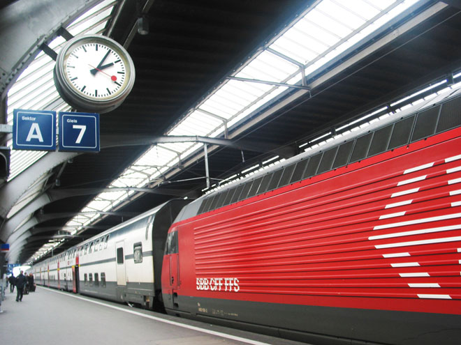 《スイス連邦鉄道とモンディーンの鉄道時計》