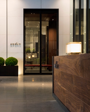 虎の門ヒルズの47階から52階の6フロアを占める「アンダーズ 東京」。1階のエントランスからエレベーターでホテルへ上がる。