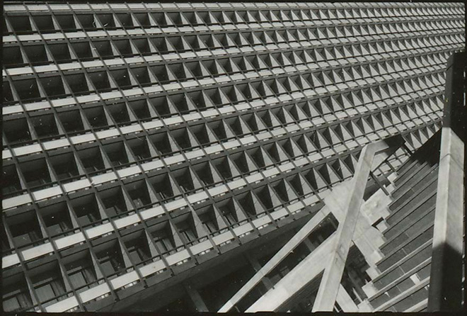 「東京都庁舎（東京都千代田区、1957年）」　1957年撮影　©丹下健三 水平垂直とあおりを基本とする建築写真の作法に反し、カメラを斜めにかまえて撮影。