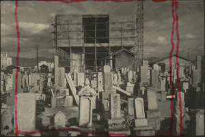 「広島平和会館原爆記念陳列館（広島県広島市、1952年）」1952年撮影　 (C)丹下健三 墓地の中から立ち上がる広島平和記念公園陳列館。この敷地はもともと墓地であった。墓石自身原爆に照射され焼けている。その墓を守る人もいなくなり、多くは無縁仏になった。