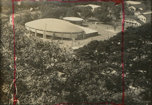 「愛媛県民館（愛媛県松山市、1953年）」　1954年撮影　(C)丹下健三 敷地背後の松山城の城山より俯瞰した写真。 