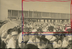 「広島平和会館原爆記念陳列館（広島県広島市、1952年）」　1955年撮影　(C)丹下健三 1955年8月6日の原爆慰霊祭に集まった群衆を捉えた写真。