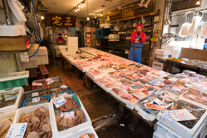 築地場外市場は活気に溢れています。お得な値段で新鮮なお魚が魅力的でした。