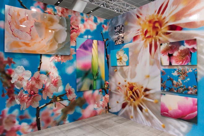 日本の美術の在り方を紹介するアースティック・プラクティス。A会場で待ち受けるのは蜷川実花氏の作品「Acid Bloom」。 