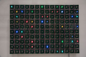 宮島達男氏の「Life（rhizome）」2012。LEDによる照明で数字が輝くように点滅する。