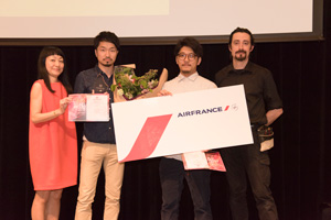 グランプリを受賞したgram.の村瀬将之さん（中央左）と久保田広樹さん（中央右）。