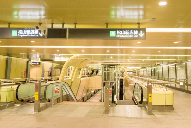 台北市内を東西に横断する松山線。駅構内は明るくてとてもモダン。