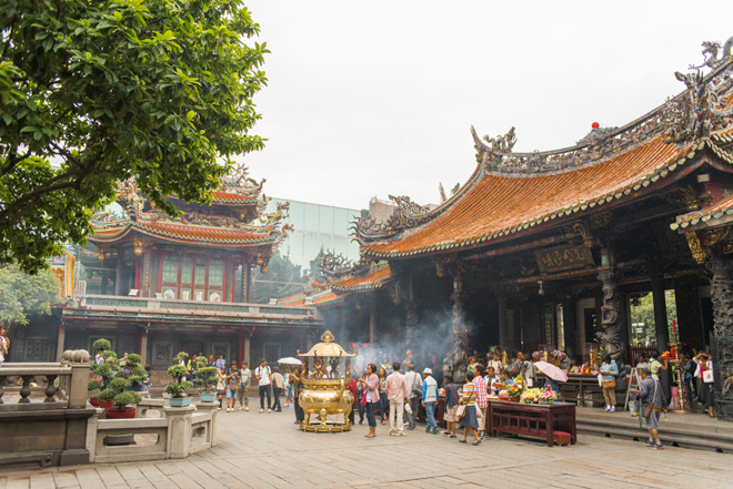 台湾最古の歴史を誇る龍山寺。境内は参拝客でにぎわっています。