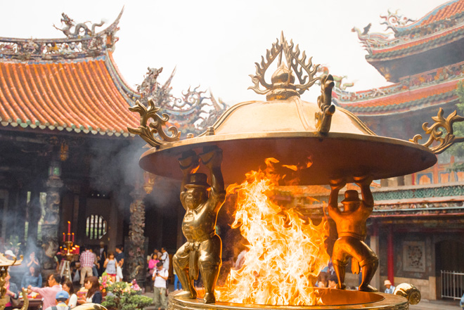 台湾をかつて統治していたオランダ人のオブジェが支える香炉。
