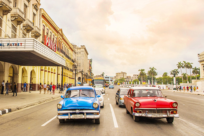 雨上がりの夕焼け、ハバナ。1950年代の車が信号待ちしている姿はまるで映画のワンシーン。