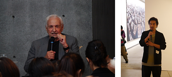 10月15日のプレス内覧会では、来日したフランク・ゲーリーも出席。自身のルーツや創作の意図を語ってくれた（左）。展覧会ディレクターと会場構成を手がけたのは、若手建築家の田根 剛氏（右）〈Photo：加藤 純〉