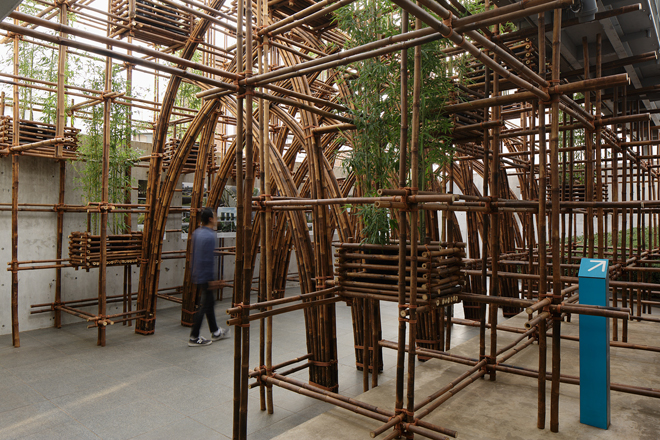 ベトナムのヴォ・チョン・ギア氏による「地球のためにできること」。「竹構造」によるインスタレーションだ  (C) Nacása & Partners Inc.