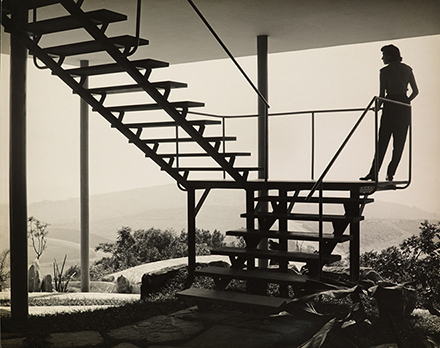 自邸であり生涯過ごした「ガラスの家」。ピロティから2階への階段に立つリナ。（1951年 Francisco Albuquerque撮影）
