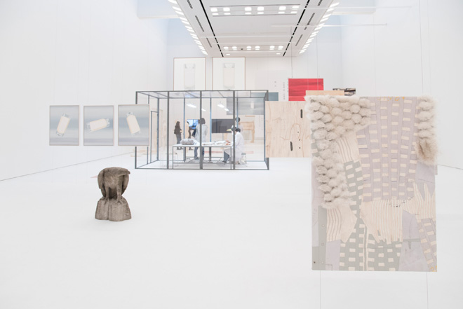 「ホワイトデー」をタイトルに選んだサイモン・フジワラの国内美術館での初個展。白い空間に多彩な作品がちりばめられている。