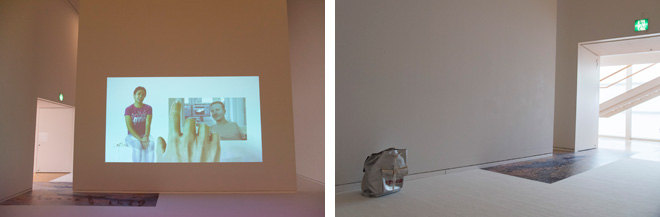 左：「ハロー」（2015・個人蔵）。手そのものがガイドして人の豊かさや幸せの多様性を問いかける映像作品。右：「非常用持出袋」（2016）。展覧会場の最後に待ち受ける作品。
