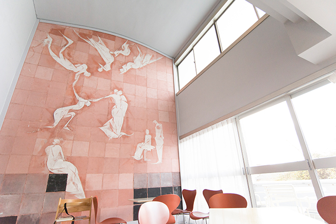 喫茶室の吹き抜け部分には、田中岑（たかし）によって描かれた壁画が飾られている。