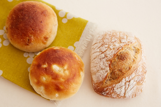 （上）くるみのまるパン　105円　（中）国産レモンピールのまるパン　105円 （右）石うすびきのパン　140円
