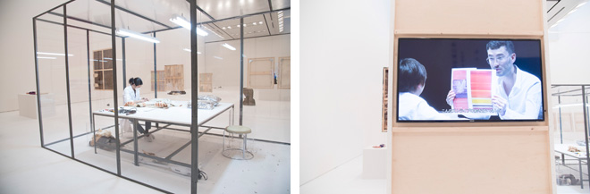 左：「驚くべき獣たち」に関連して、会場内にガラスで覆われた特設の工場を設置。会期中に手作業で作品が生産される。右：「ミラー・ステージ」（2009-2013・石川コレクション〈岡山〉）。サイモン・フジワラがアーティストになるきっかけとなったパトリック・ヘロン《水平のストライプの絵画》との出会いを映像表現。