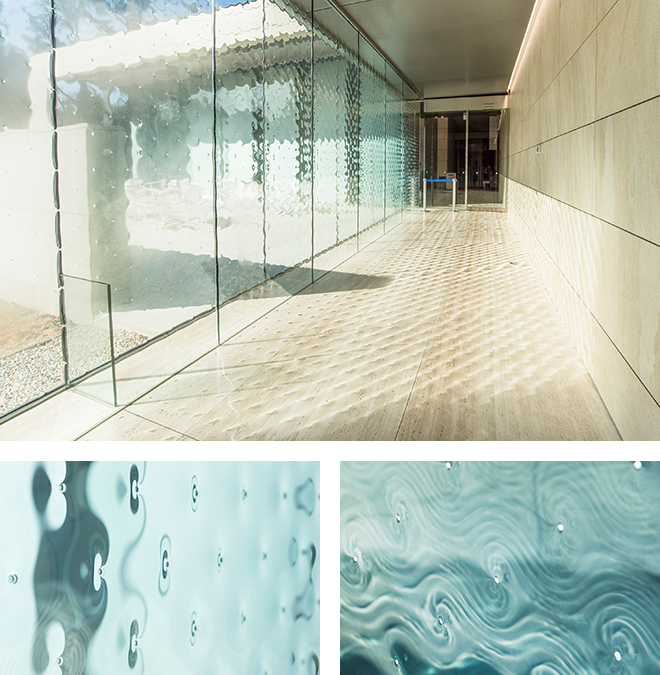 現代美術家・杉本博司氏監修の新館への通路は、ガラスと光が多様な形を織りなし、その模様を廊下に映し出しています。
