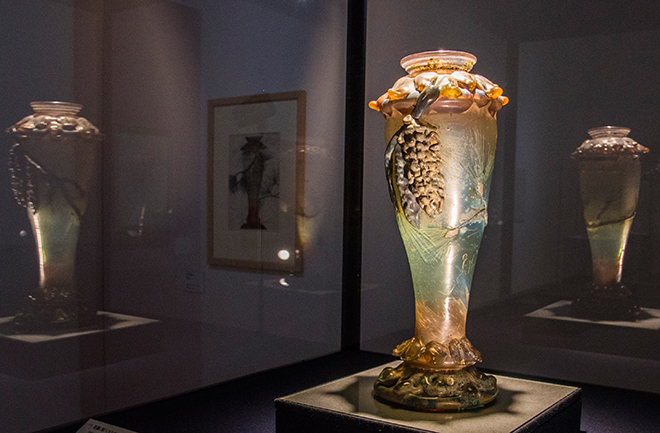 朝の光と夕暮れの光に照らされ、２つの顔を見せる花瓶。「松」〈ストローブマツ〉(1903年頃）　北澤美術館蔵。