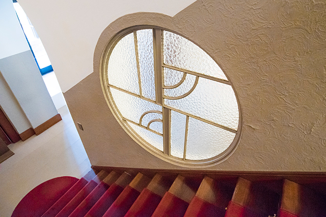 円と直線でデザインされた窓も、アール・デコ様式の美しさを感じます。