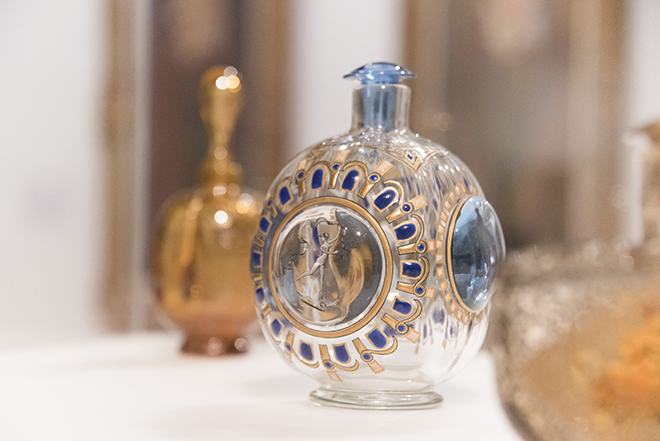 「女神文香水瓶」エミール・ガレ・1884年 エナメル彩色の金と青色の縁飾りに女神を描いたエミール・ガレの香水瓶。