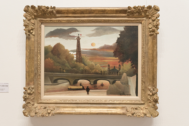 「エッフェル塔とトロカデロ宮殿の眺望」アンリ・ルソー・1898年 19世紀半ばのパリでは、「駅」や「旅行」、「エッフェル塔」などが近代化の象徴。それらをモチーフにした絵画とファッションを照らし合わせていた。