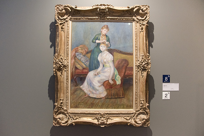 「髪飾り」ピエール・オーギュスト・ルノワール・1888年、油彩/カンヴァス ブルジョワ階級の女性たちは、ウェストが細くなったドレスを着て、髪を結い上げて室内では髪飾りを付けていた。