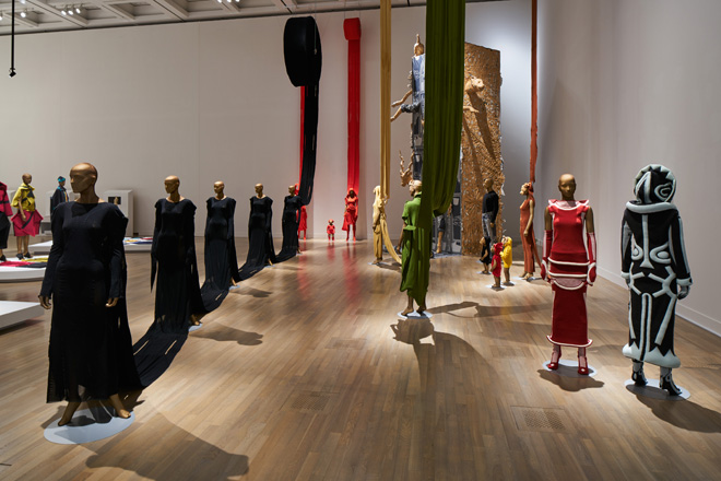 「A-POC」の展示では、衣服ができる様をロールを宙に持ち上げてダイナミックに再現。〈国立新美術館「MIYAKE ISSEY展: 三宅一生の仕事」 展示風景／撮影：吉村昌也〉