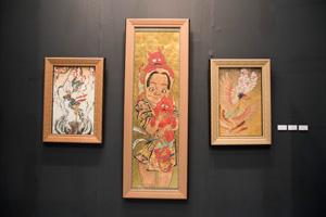 蔵丘洞画廊ブースに並ぶ服部しほりの新作。確かな筆致で力強く描かれた日本画は、どこか現代的でコミカルな雰囲気も漂う。