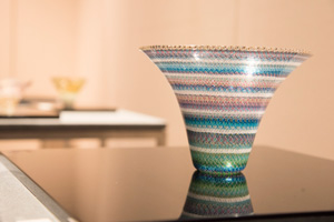 ガラスや陶磁器、漆器などを扱うギャラリーも多数揃った。ギャラリーこちゅうきょからは松山巌のコアガラス展を出品。