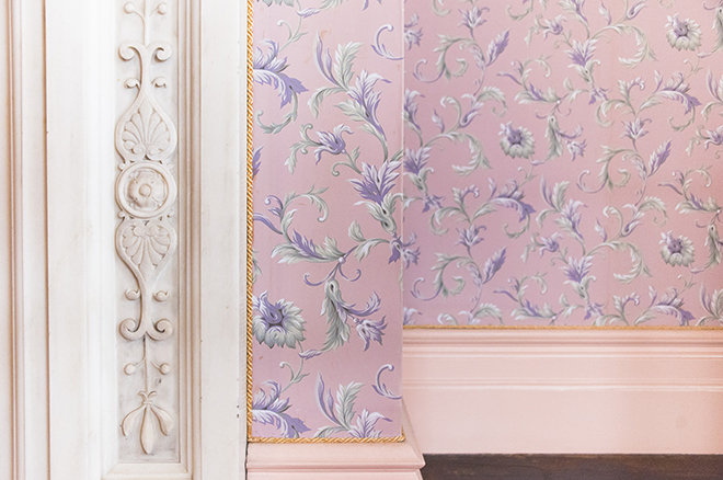 ピンクの花柄の壁紙が可愛らしい２階婦人客室。