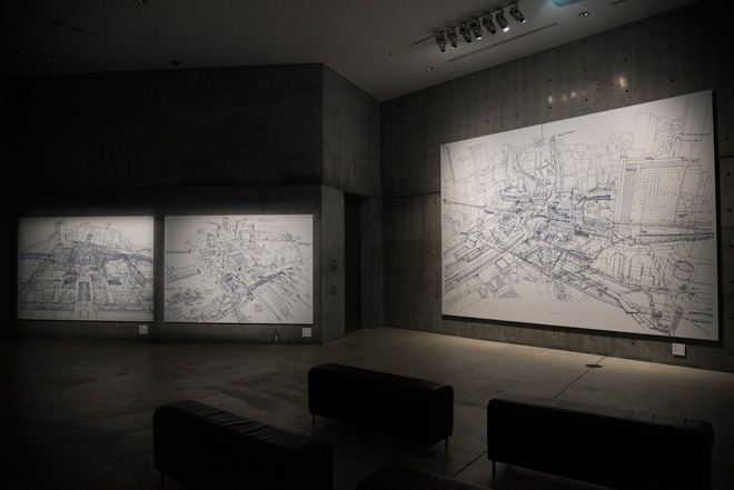 会場に入ると待ち受ける「都市の風景」。渋谷駅、新宿駅、東京駅の解体図が都市のインフラを意識させる作品。