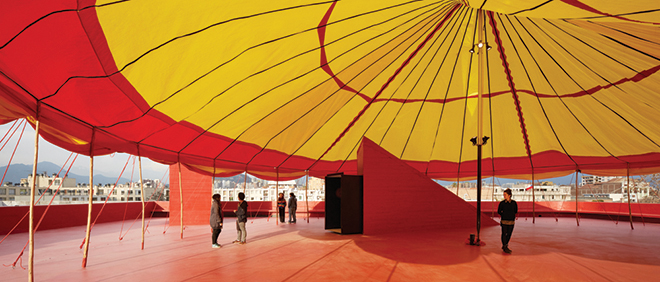 不思議な世界観で独創的な活動を続けるチリの建築家 スミルハン ラディック展 16年記事