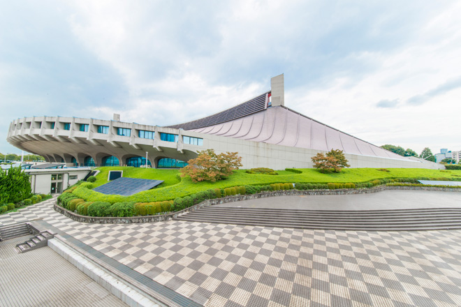 1964年の東京五輪会場、代々木第一体育館。丹下健三氏による美しいフォルムは原宿のシンボル。隈研吾氏らの建築家グループが、世界遺産登録に向けて活動を始めています。