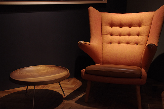  PP19 ベアチェア（右）。 PP Møbler（PP モブラー）社は、高品質デザイン家具を製造する伝統ある小さな家具工房。1953年の工房開設から、ウェグナーの作品を最も多く製造している。本体価格：2,390,000円～（税抜）。
