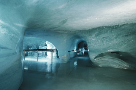 氷の回廊「アイスパレス」。写真協力:ユングフラウ鉄道グループ＠jungfrau.ch