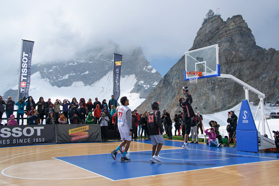 エキシビションマッチの対戦相手は、スイスのプロバスケットボールリーグの選手ら