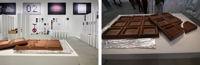 （左）「デザインの解剖：明治ミルクチョコレート」（photo：淺川 敏） （右）巨大なチョコレートが作品として展示（photo：加藤 純） 