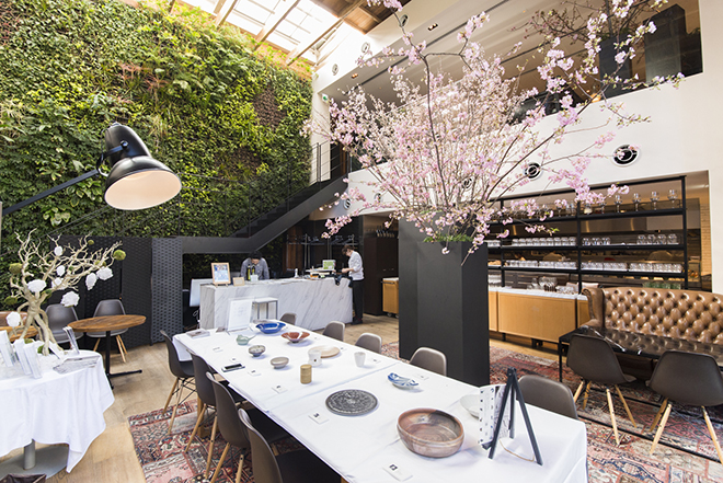 インテリアデザイナーの片山正通氏が手がけた開放的な空間に桜が映えます。