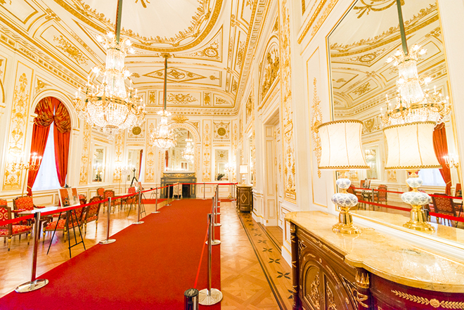 「彩鸞（さいらん）の間」。室内の装飾は、19世紀初頭フランスで流行したアンピール様式。