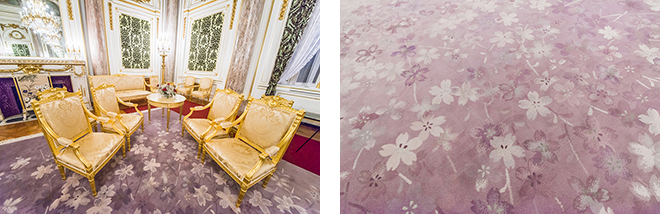 床には紫色を基調とした桜の花が織り出された、緞通（だんつう）が敷かれている。