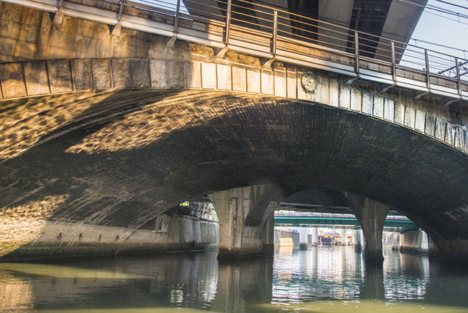 日本橋川は多くの古い橋が健在。旧国鉄の紋章が残るJRの橋梁。
