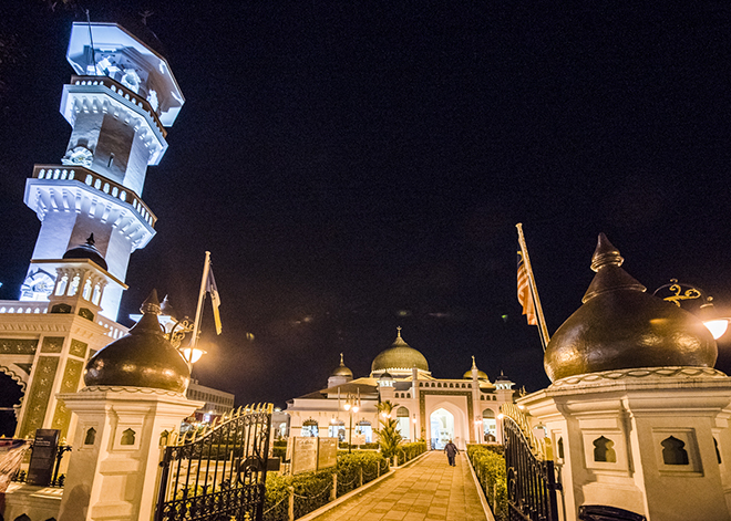 イスラム教、カピタン・クリン・モスクのライトアップ。