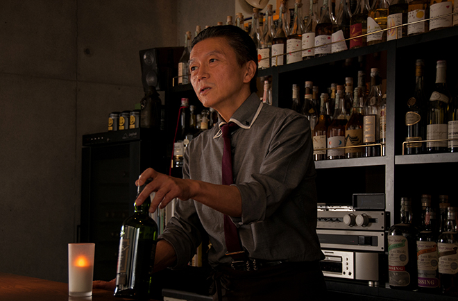 オーナーバーテンダーの古屋敷幸孝さんは建築デザインから転身。コニャックを初めとする蒸留酒のコレクターでもあり、2009年にドンナ・セルヴァーティカをオープン。