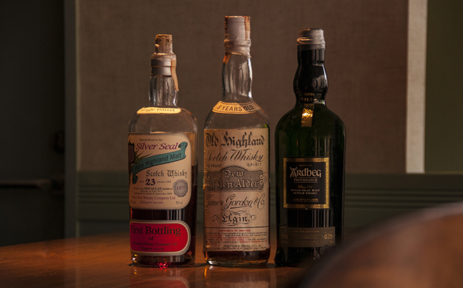 ウイスキーはオールドボトルから希少なボトラーズものまで約60種類を厳選。左から「シルバーシール マッカラン23年」、「エドワード・ジャコーネ・ボトル」、「アードベック 1974 プロヴァンス」