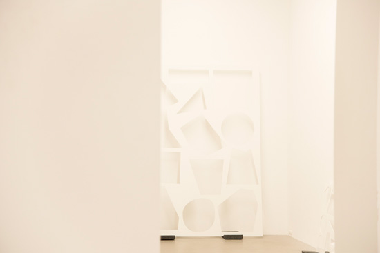 「Shadow Object 16 07 07」 Steel 2016 （C）Rafaël Rozendaal今回の展覧会では、レザーカッターによる幾何学的ないくつかの形にシェーディングを施した作品も展示されている。 